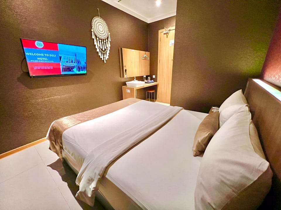 Economy Room, 1 Queen Bed | Desk, WiFi (free)
