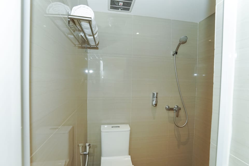 Shower, free toiletries, slippers, towels