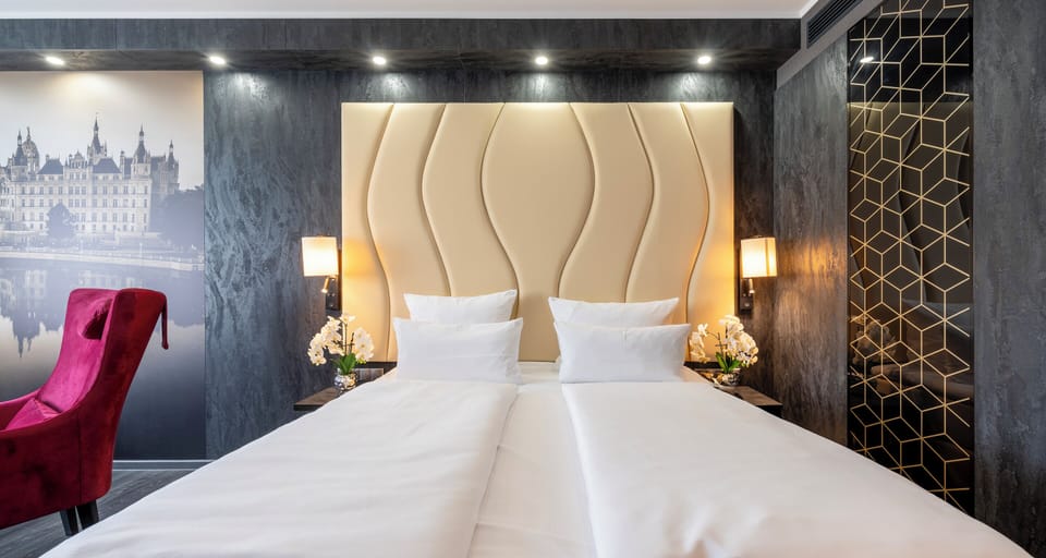 Standard Room for Single Use | Minibar, in-room safe, desk, laptop workspace