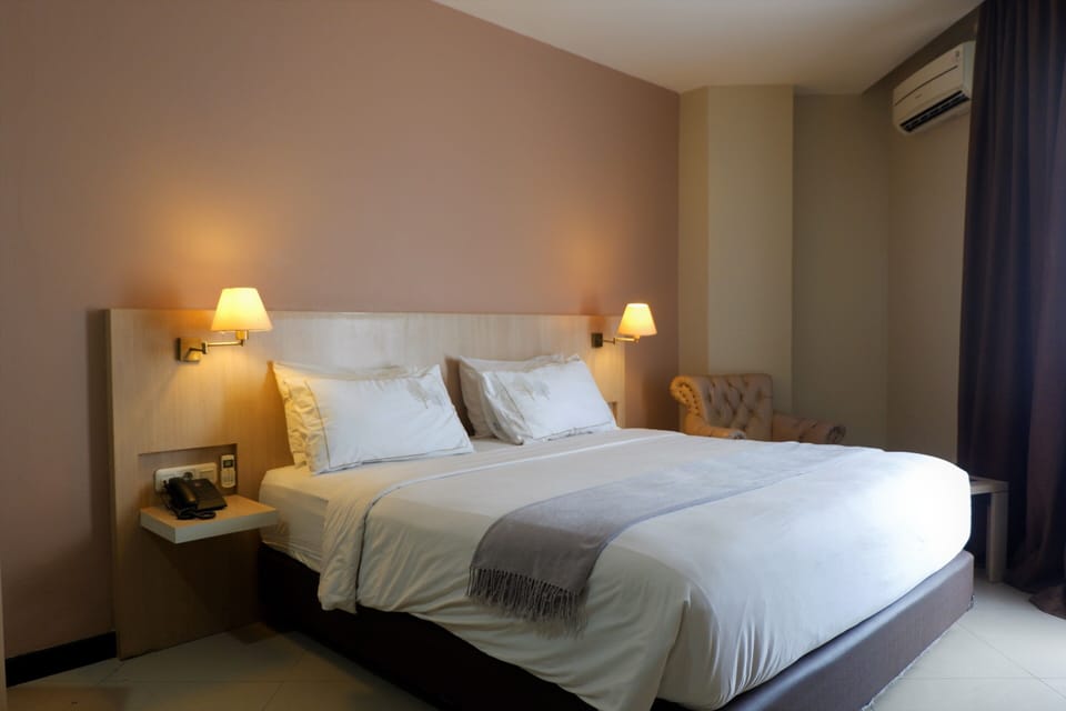 Business Double Room | Desk, blackout drapes, iron/ironing board (on request), WiFi (free)