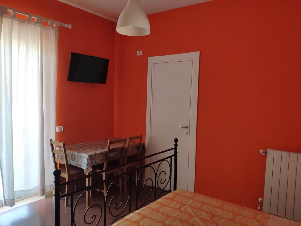 Triple Room (arancio) | Individually decorated, individually furnished, desk, free WiFi