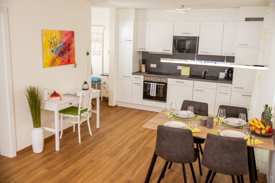 Full-size fridge, microwave, stovetop, dishwasher