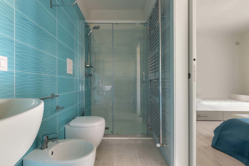 Basic Room (1284-Room 4) | Bathroom | Shower, hair dryer, bidet, towels