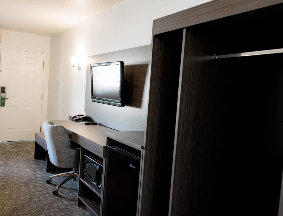 Desk, laptop workspace, iron/ironing board, free WiFi