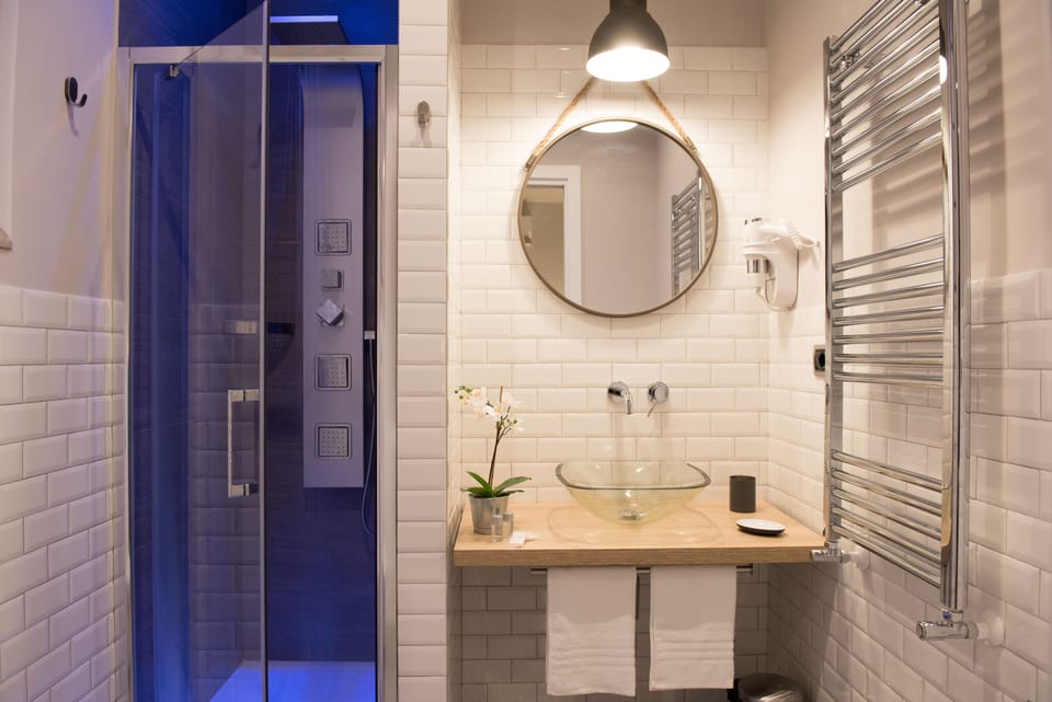 Superior Double Room | Bathroom | Shower, hydromassage showerhead, hair dryer, bidet