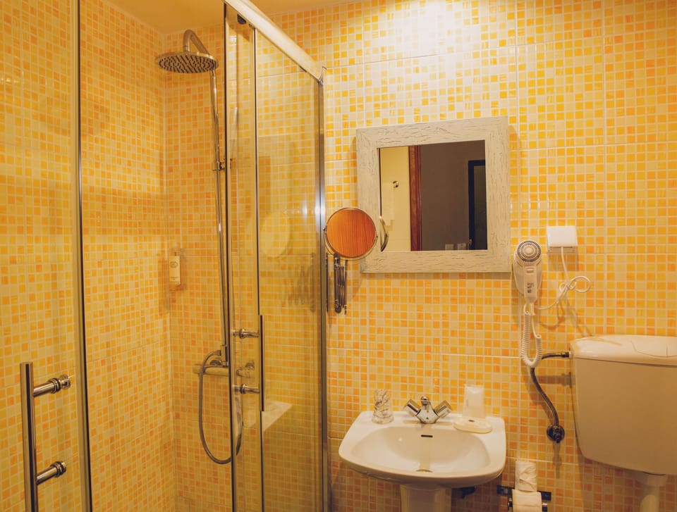 Shower, rainfall showerhead, free toiletries, hair dryer