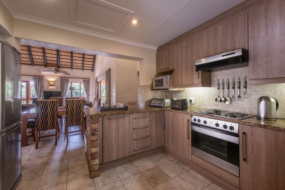 Family House, Multiple Beds, Non Smoking | Private kitchen | Fridge, microwave, oven, stovetop