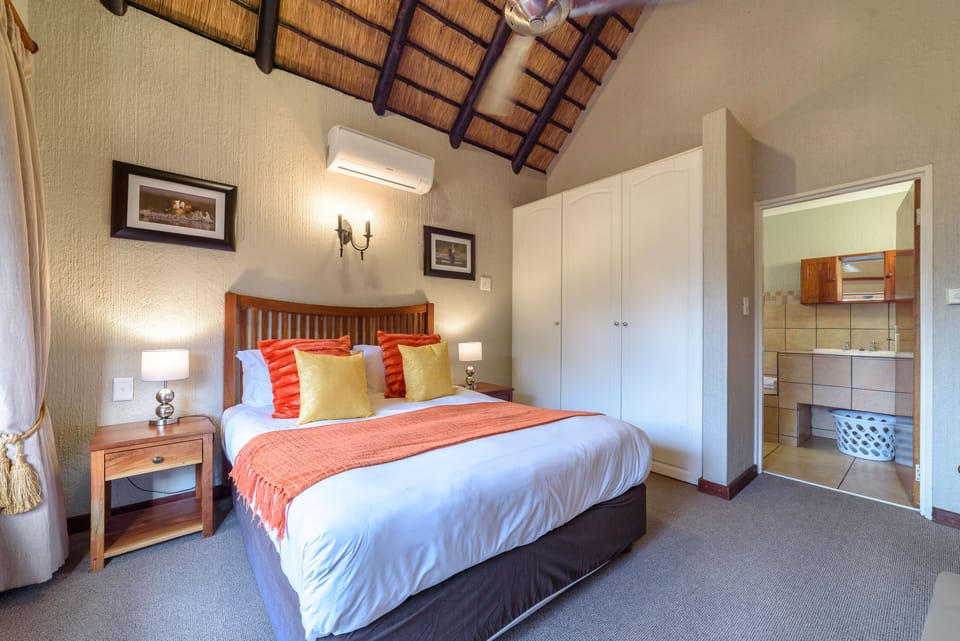 Room, Multiple Beds, Non Smoking | 3 bedrooms, desk, WiFi (free), bed sheets