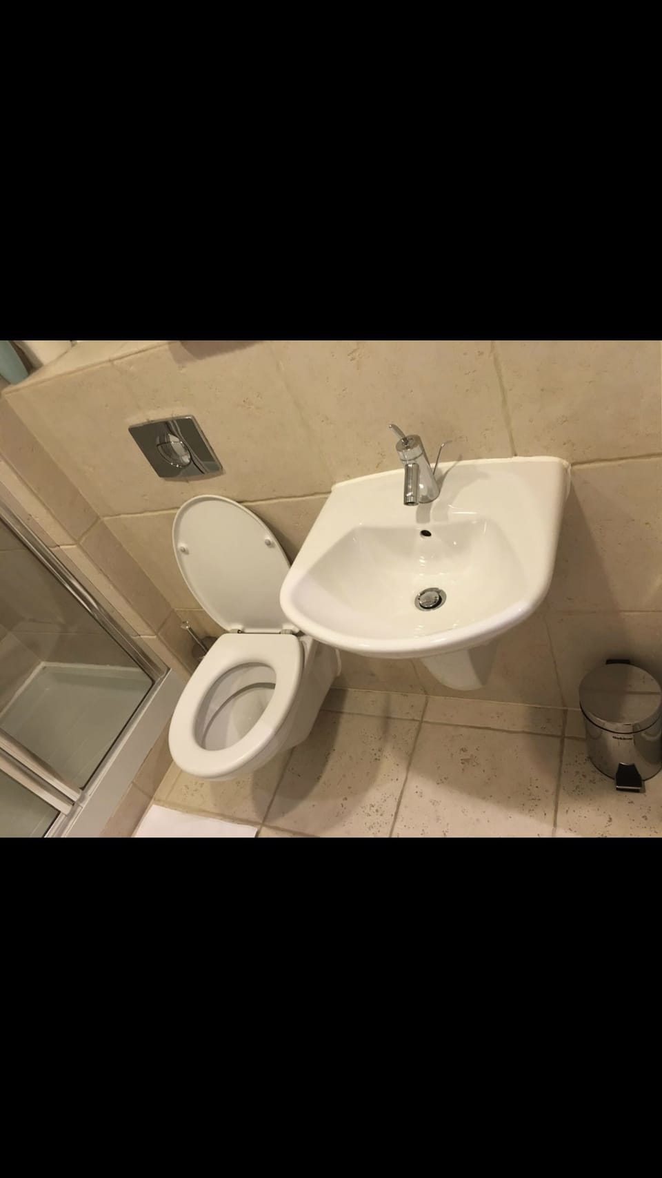 Apartment, 1 Double Bed, Non Smoking | Bathroom | Free toiletries, hair dryer, towels