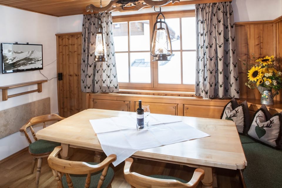 Chalet, 3 Bedrooms (Chalet) | In-room dining