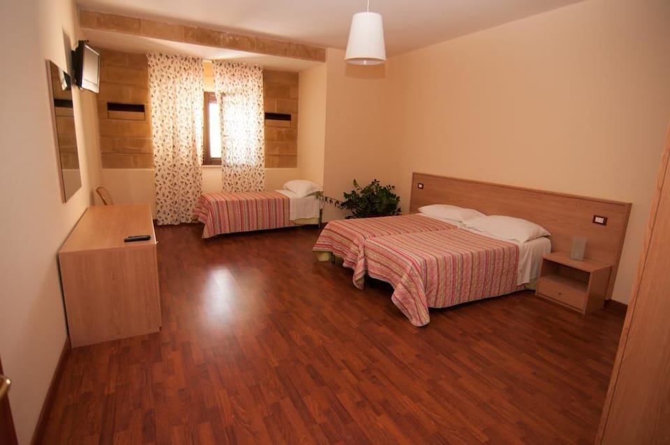 Triple Room | Individually decorated, desk, soundproofing, free cribs/infant beds