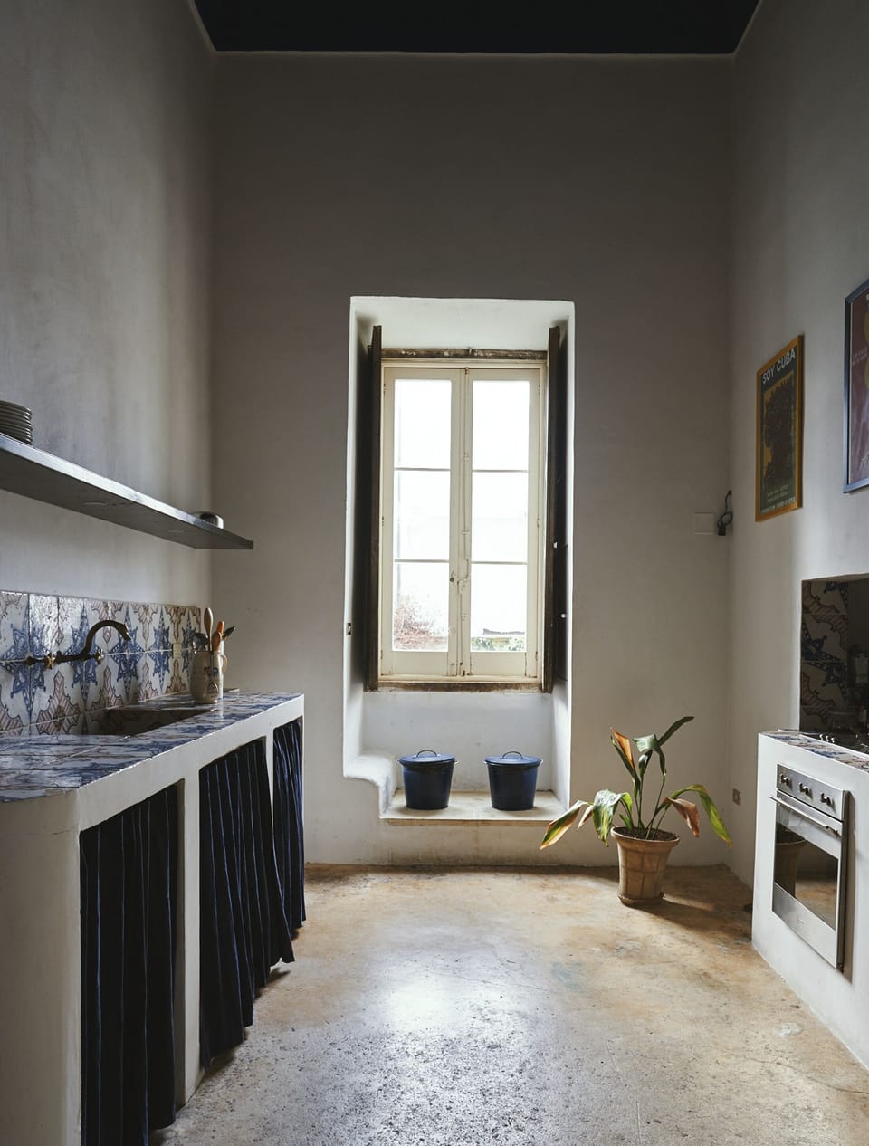 Suite, Multiple Beds, Courtyard View | Shared kitchen | Coffee/tea maker