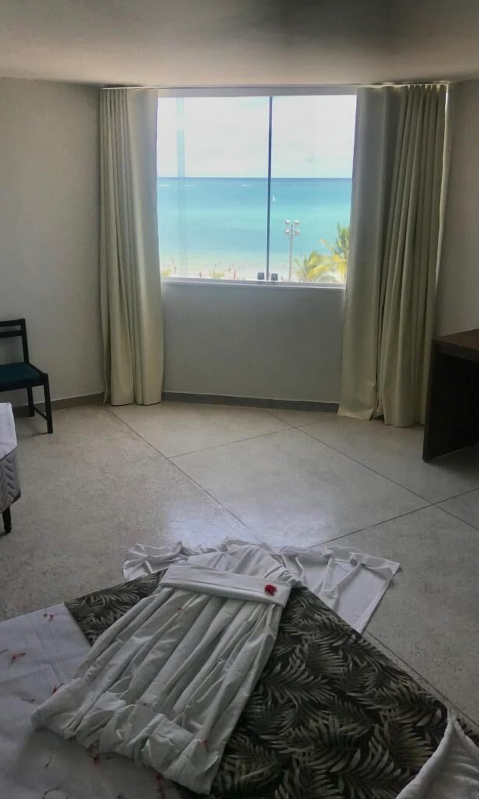 Minibar, free WiFi, bed sheets