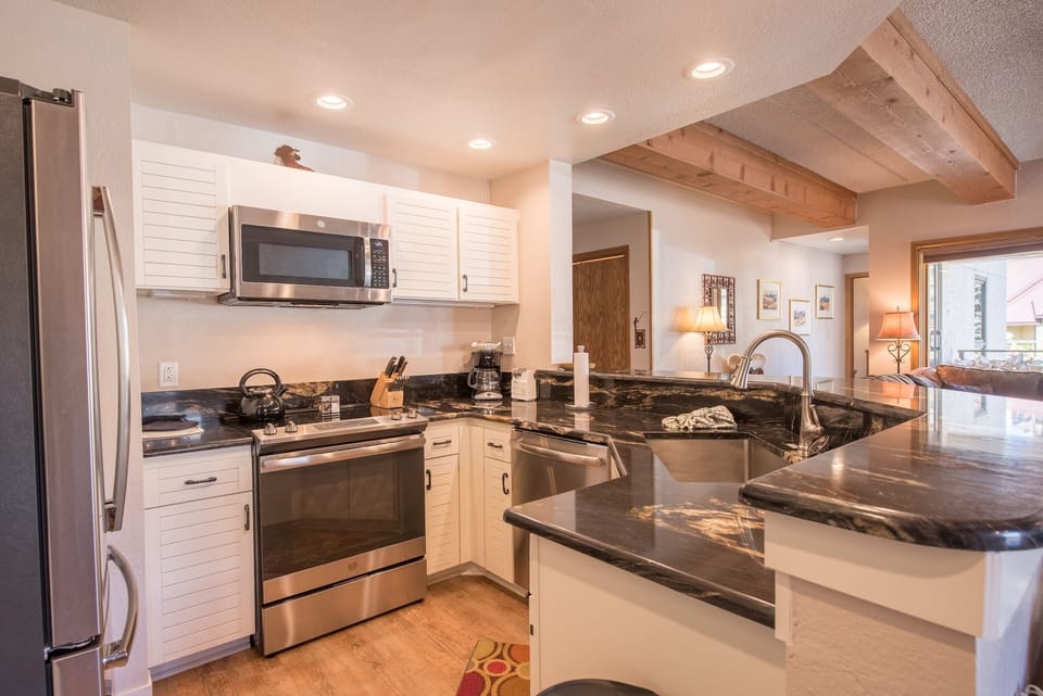 Condo, 3 Bedrooms | Private kitchen | Oven, coffee/tea maker, dining tables