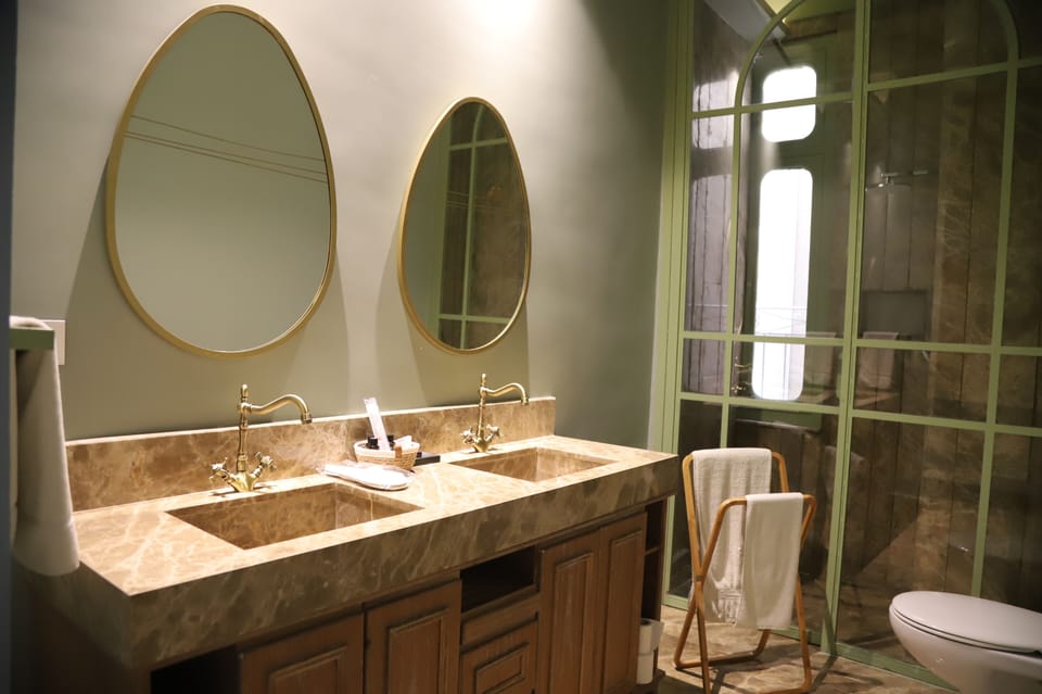 Deluxe Double or Twin Room | Bathroom | Shower, rainfall showerhead, free toiletries, hair dryer (on request)