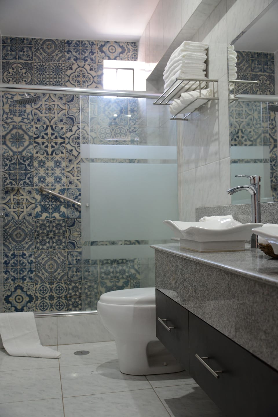 Deluxe Double Room | Bathroom | Shower, rainfall showerhead, free toiletries, hair dryer