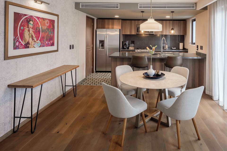 City Suite, Multiple Beds, Non Smoking, City View | Dining room