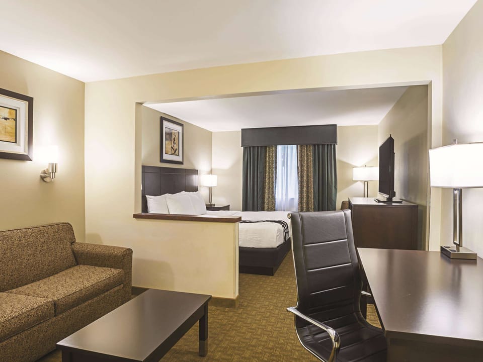 Suite, 1 King Bed | Premium bedding, pillowtop beds, desk, blackout drapes