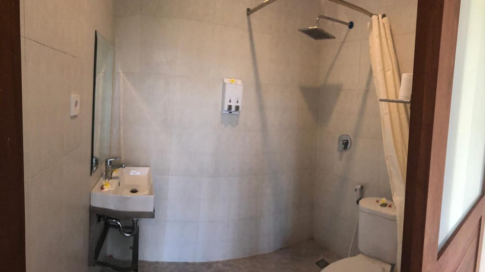 Standard Double Room | Bathroom | Shower, free toiletries, towels