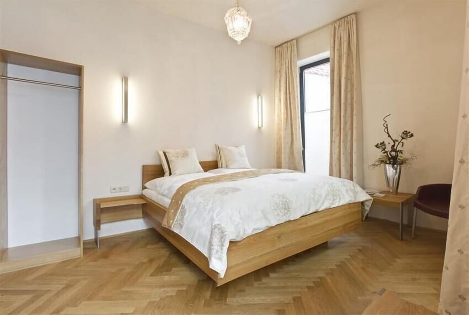 Deluxe Room, 1 King Bed, Non Smoking | Minibar, bed sheets