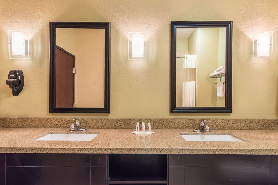 Combined shower/tub, free toiletries, hair dryer, towels