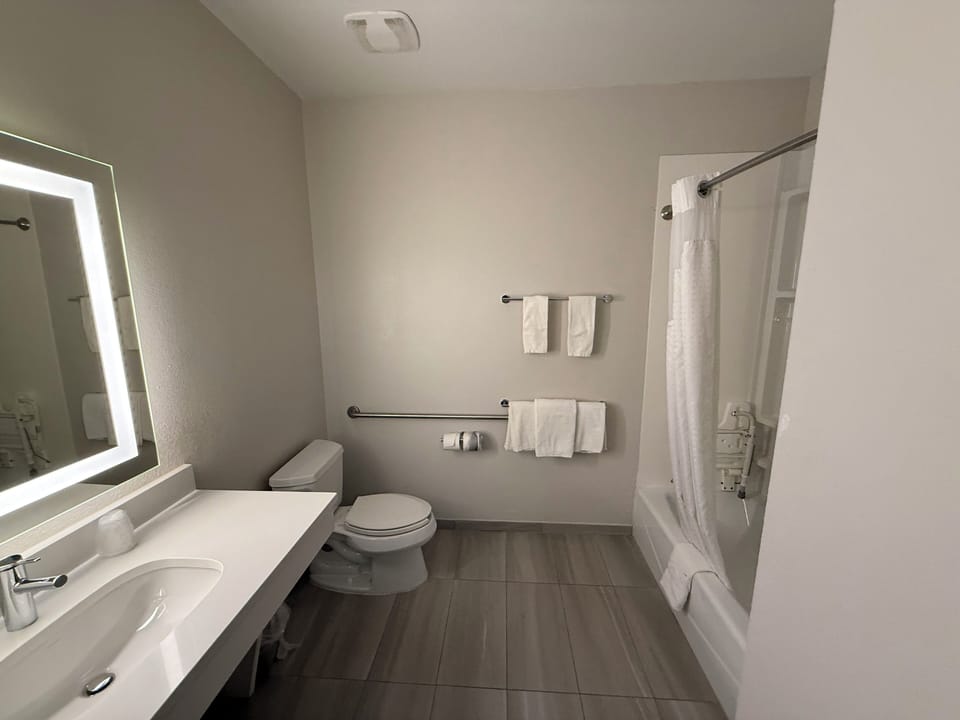 Combined shower/tub, free toiletries, hair dryer, towels