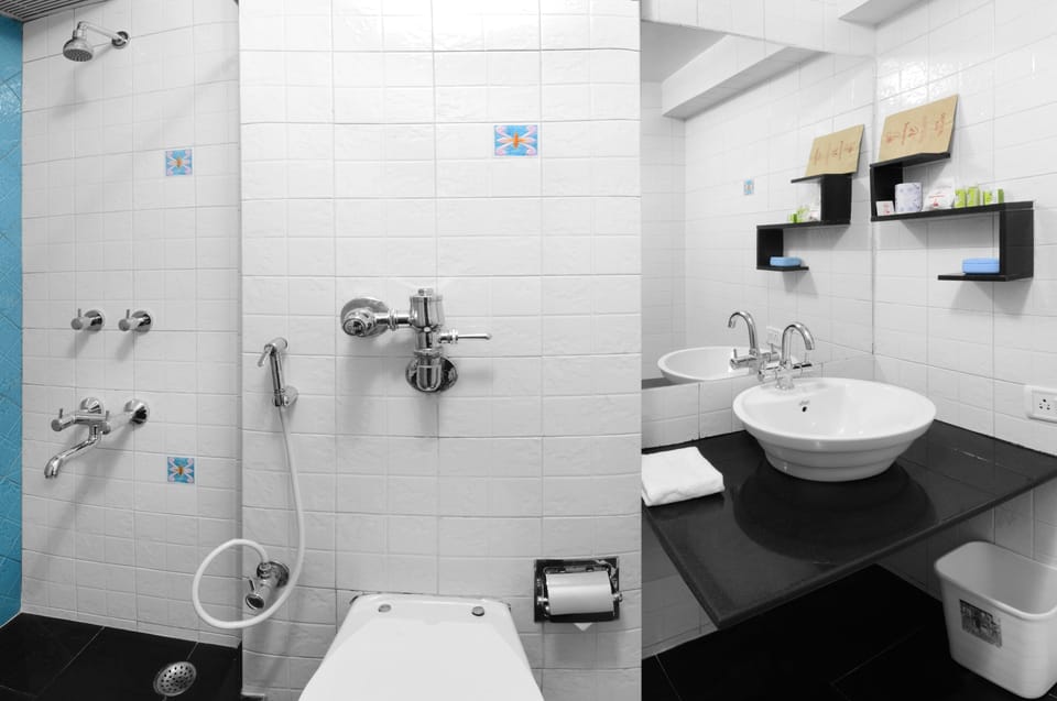 Deluxe Room, 1 Queen Bed, Mountain View | Bathroom | Shower, free toiletries, hair dryer, towels