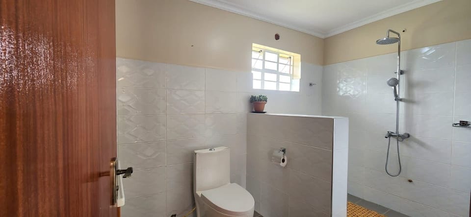 Shower, rainfall showerhead, free toiletries, slippers