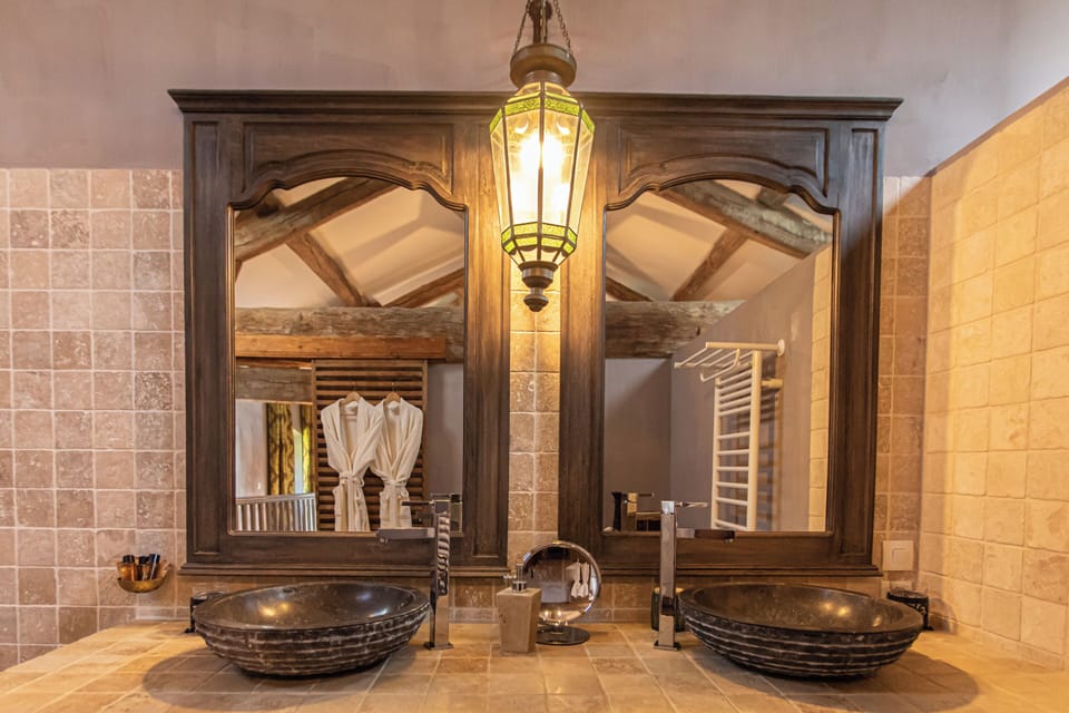 Suite (Vignes Blanches) | Bathroom | Shower, rainfall showerhead, free toiletries, hair dryer