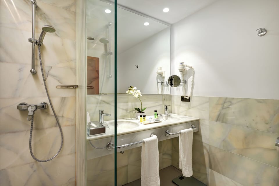 Junior Suite, Balcony, Sea View | Bathroom | Combined shower/tub, free toiletries, hair dryer, towels