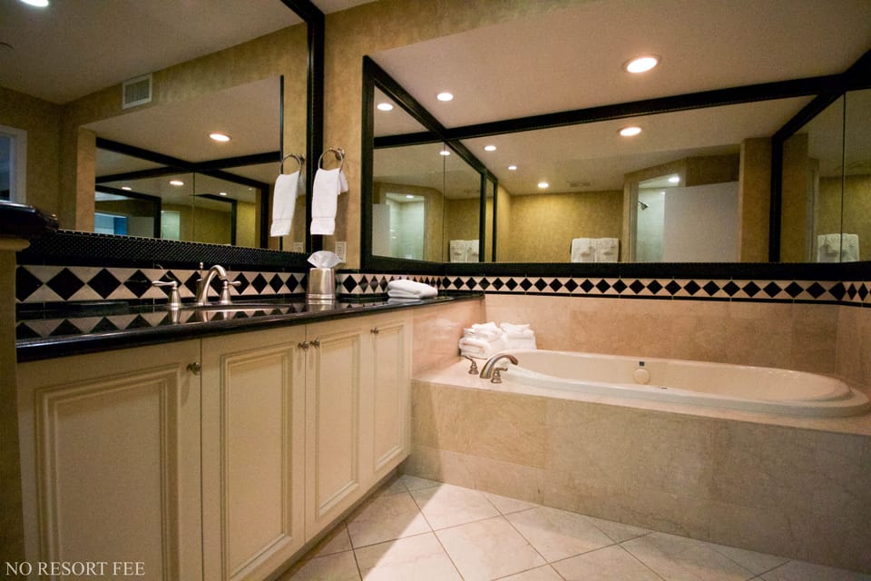 Suite, 1 King Bed, Non Smoking, Jetted Tub | Bathroom | Free toiletries, hair dryer, towels, soap