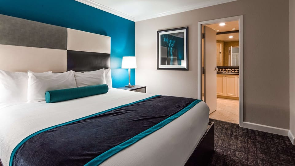 Suite, 1 King Bed, Non Smoking, Jetted Tub | 1 bedroom, premium bedding, Tempur-Pedic beds, in-room safe