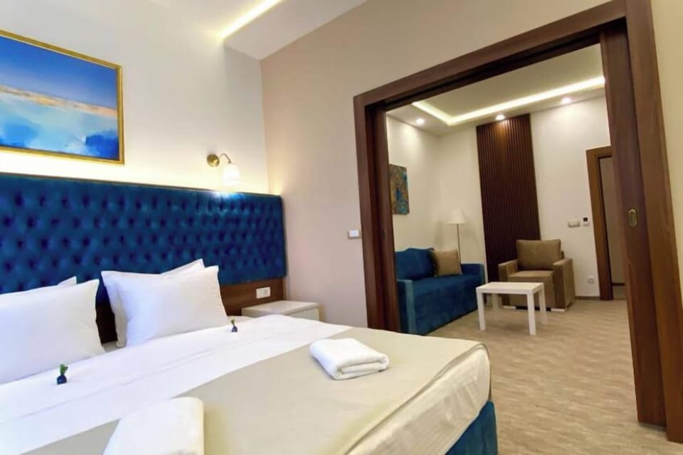 Junior Suite | In-room safe, individually decorated, individually furnished, desk