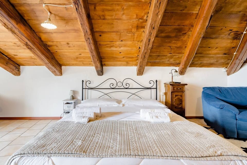 Premium bedding, free cribs/infant beds, free WiFi, bed sheets