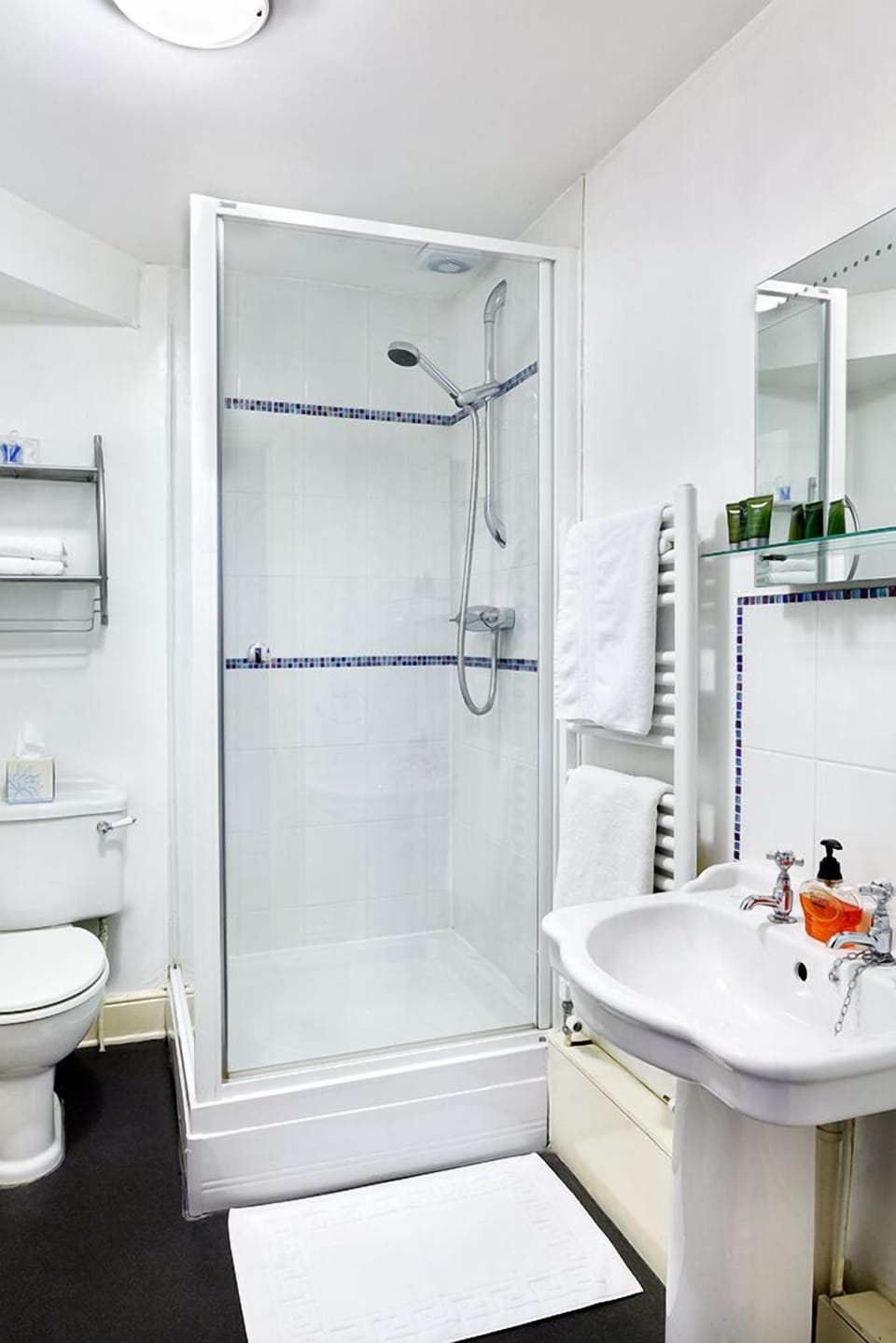 Superior Double Room | Bathroom | Shower, free toiletries, hair dryer, towels