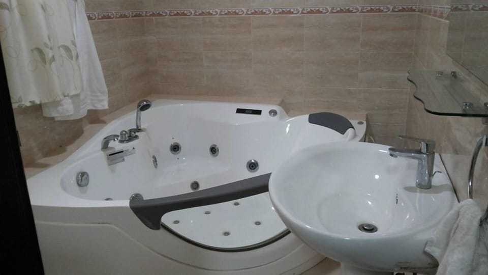 Executive Room | Bathroom | Combined shower/tub, deep soaking tub, rainfall showerhead