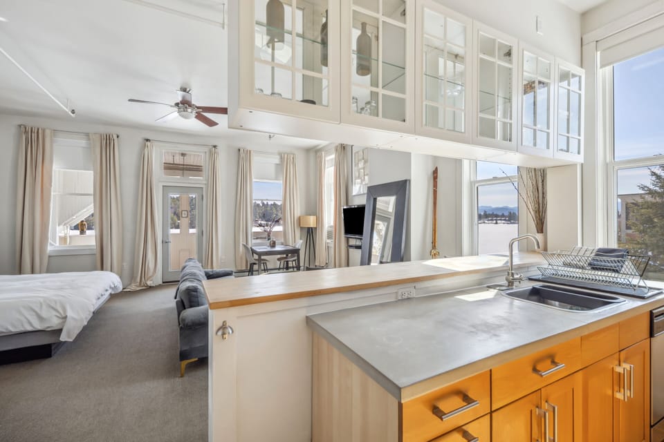 Deluxe Suite, Ensuite, Lake View (Suite 04: deluxe king lak) | Private kitchen