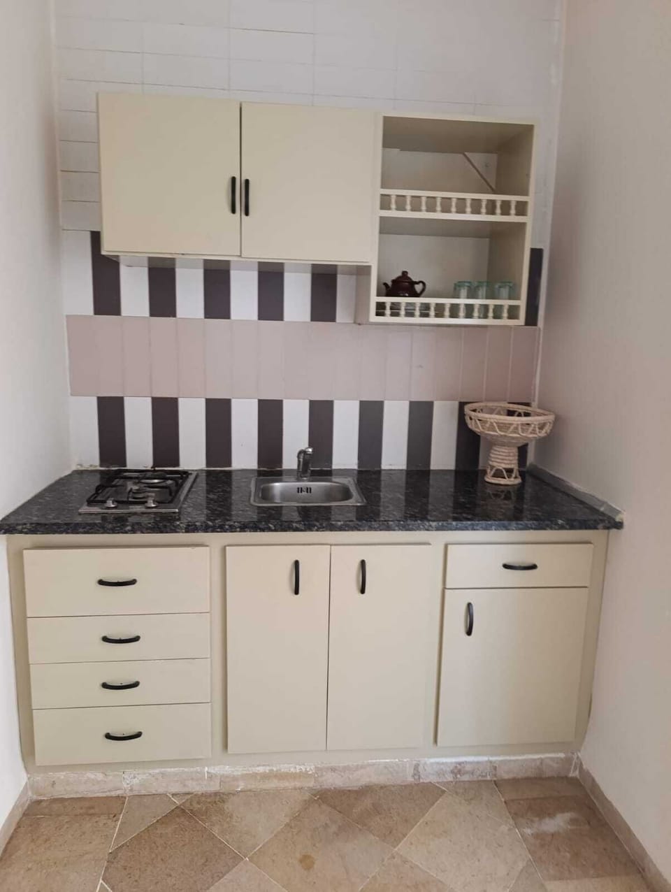 Apartment, 1 Bedroom | Private kitchen | Fridge, microwave, stovetop, cookware/dishes/utensils