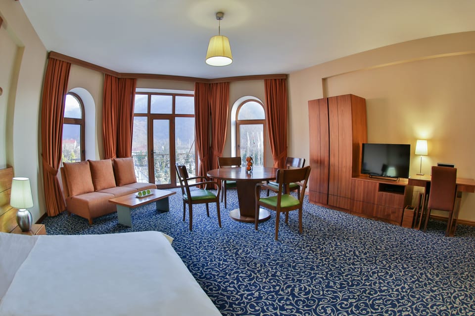 Junior Room, Mountain View | Minibar, in-room safe, desk, blackout drapes