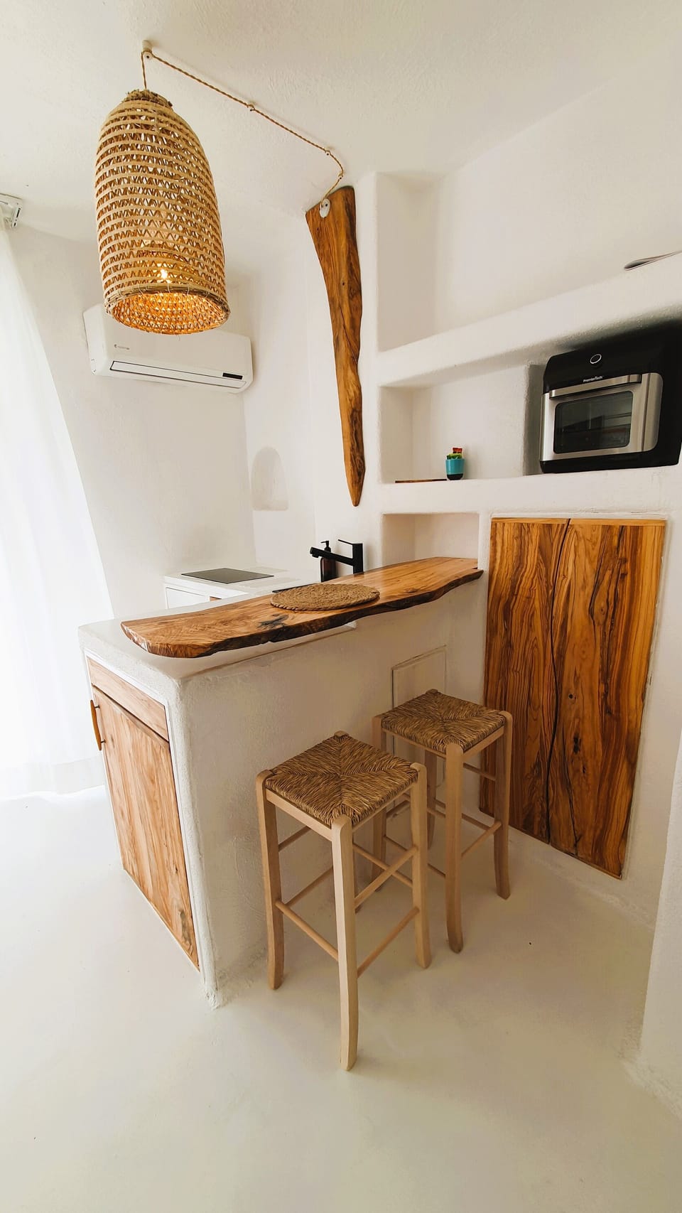 Premium Studio | Private kitchen | Microwave, electric kettle, highchair, spices