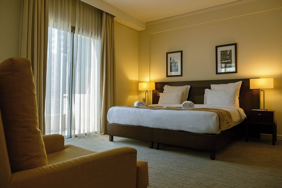 Business Suite, Kitchenette | Private kitchen | Fridge, microwave, electric kettle, cookware/dishes/utensils