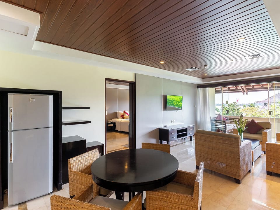 Discovery Suite | Living area | 32-inch LCD TV with satellite channels, TV