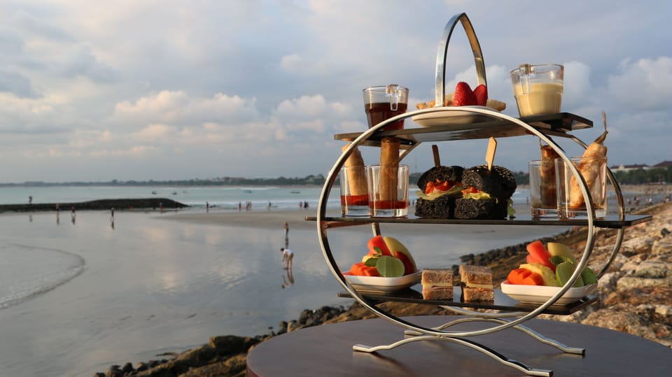 3 restaurants; breakfast, lunch, and dinner served