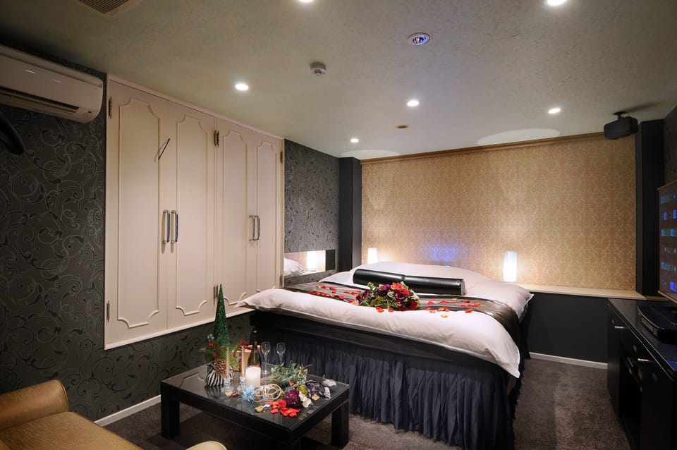 Basic Room, 1 Queen Bed, Smoking | Down comforters, soundproofing, WiFi (free), individually decorated