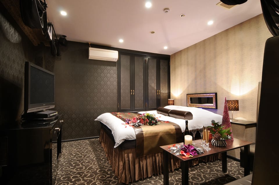 Basic Room, 1 Queen Bed, Smoking | Down comforters, soundproofing, WiFi (free), individually decorated