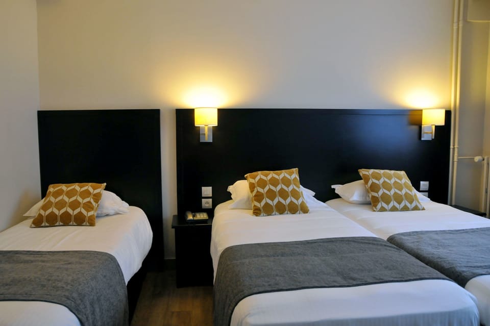 Triple Room | Desk, free WiFi