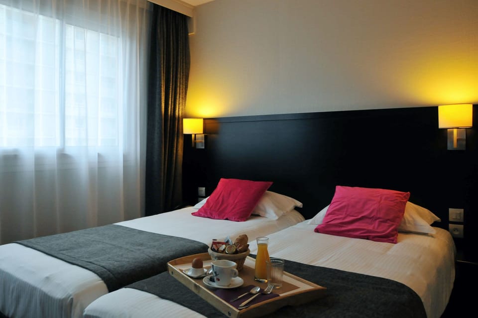 Room, 2 Twin Beds | Desk, free WiFi