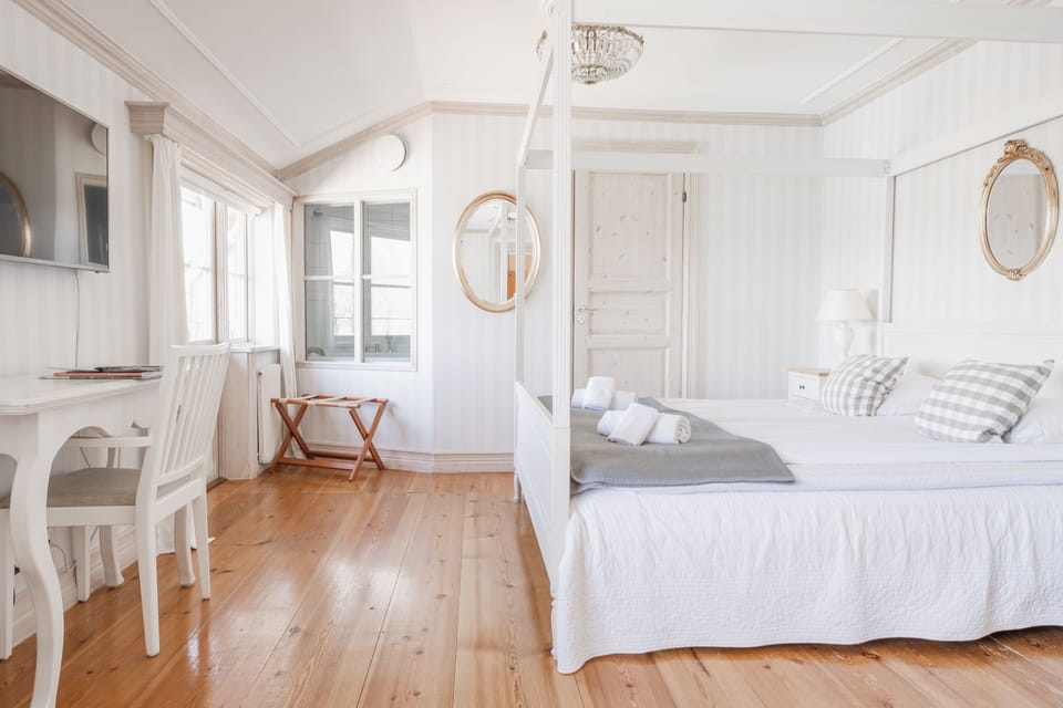 Deluxe Double Room, Jetted Tub | Desk, blackout drapes, iron/ironing board (on request), WiFi (free)