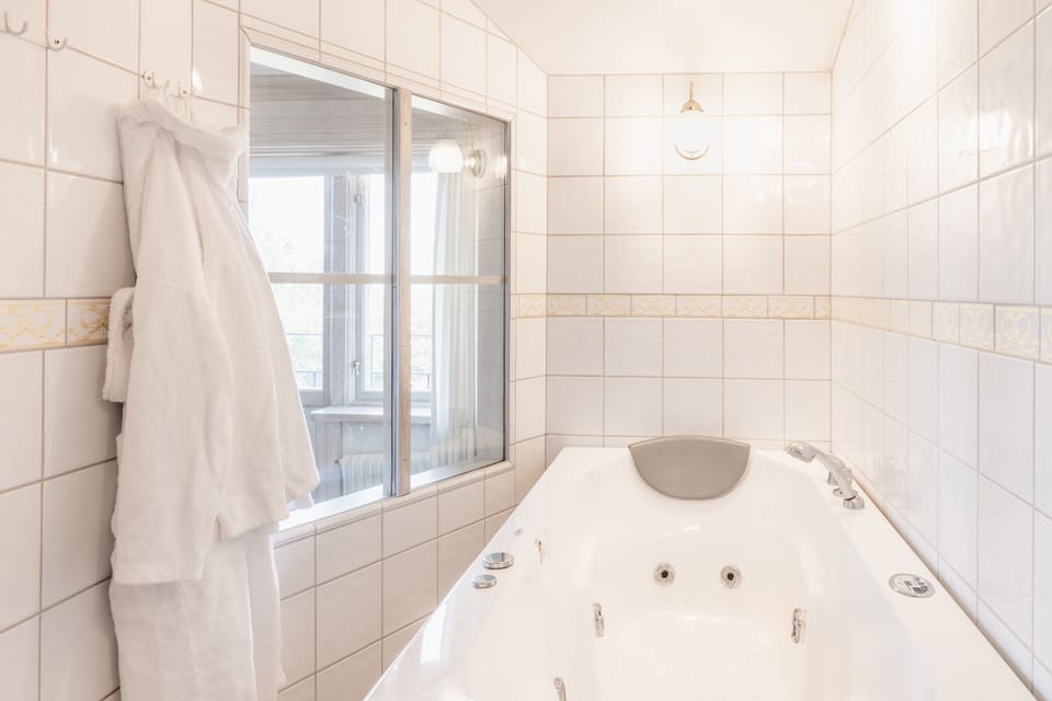 Deluxe Double Room, Jetted Tub | Bathroom | Hair dryer, towels