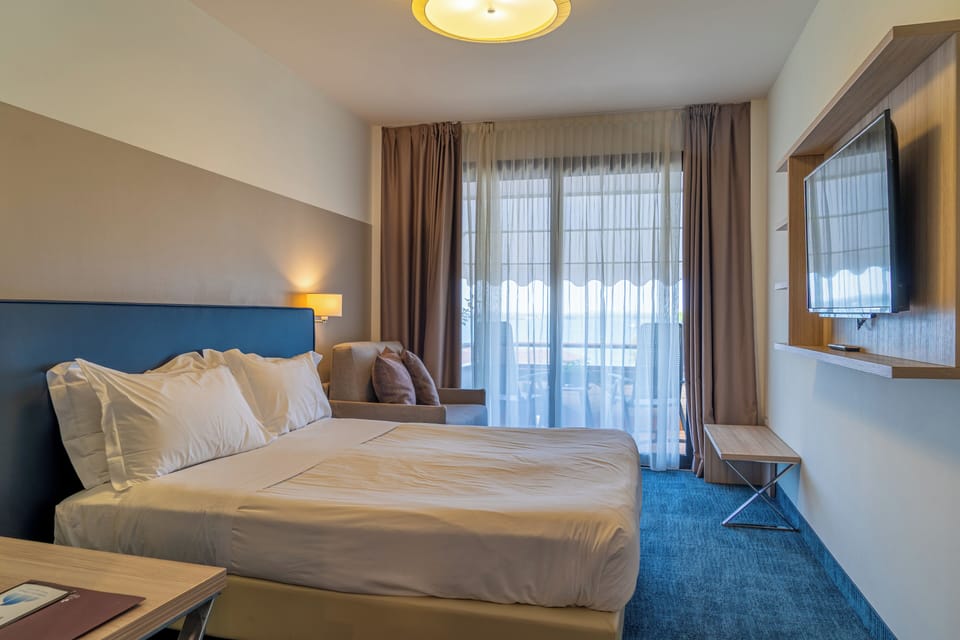 Executive Double or Twin Room, Balcony, Lake View | In-room safe, desk, laptop workspace, free WiFi